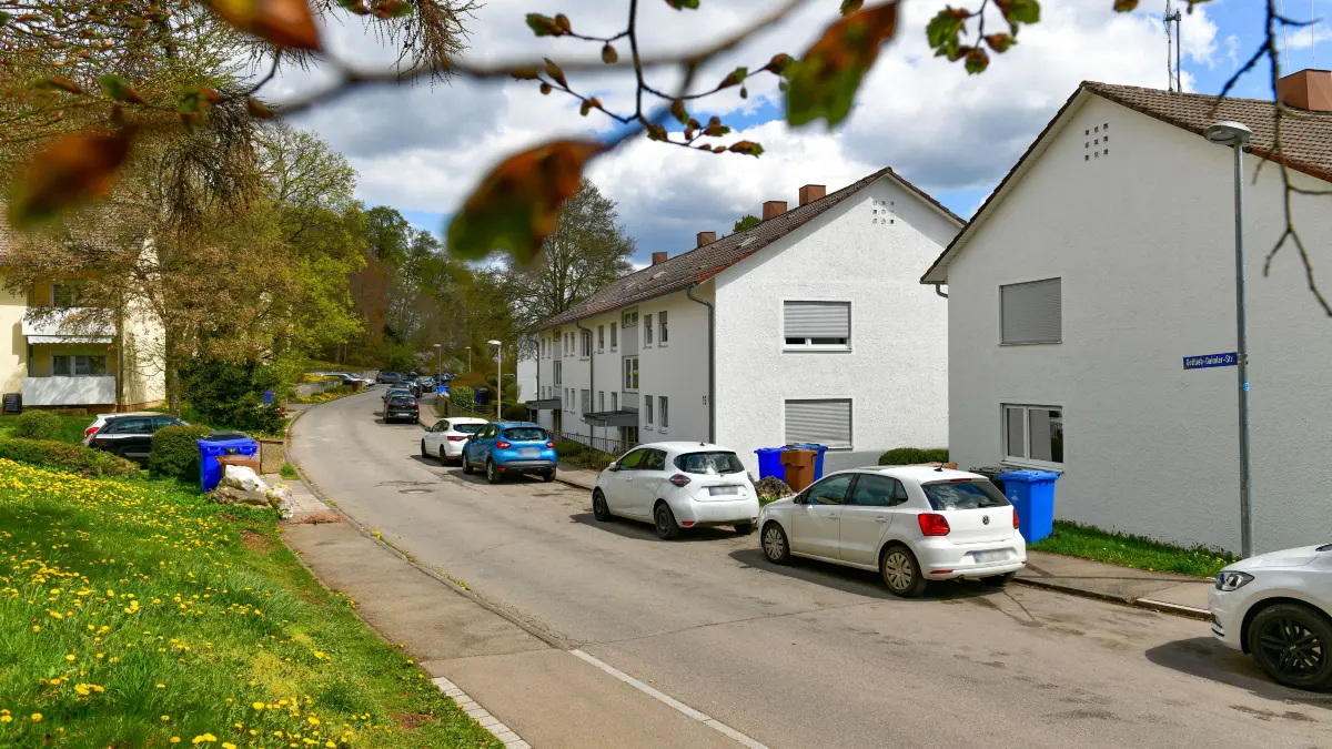 In der Gottlieb-Daimler-Straße im Bueloch sorgt momentan der Löwenzahn für schöne Farbtupfer. Aber auch Fahrbahn und Kanäle werden von Mai bis November 2026 auf die Höhe der Zeit gebracht.