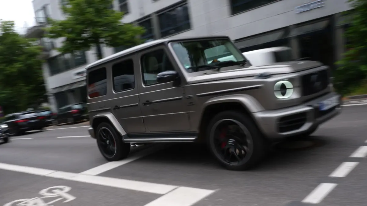 G-Klasse von Mercedes-Benz: ARCHIV - 24.06.2025, Hamburg: Eine G-Klasse von Mercedes-Benz fährt auf einer Straße im Stadtteil Harvestehude. (zu dpa: «Mercedes ruft weltweit über 9.000 G-Klasse-Fahrzeuge zurück») Foto: Marcus Brandt/dpa +++ dpa-Bildfunk +++