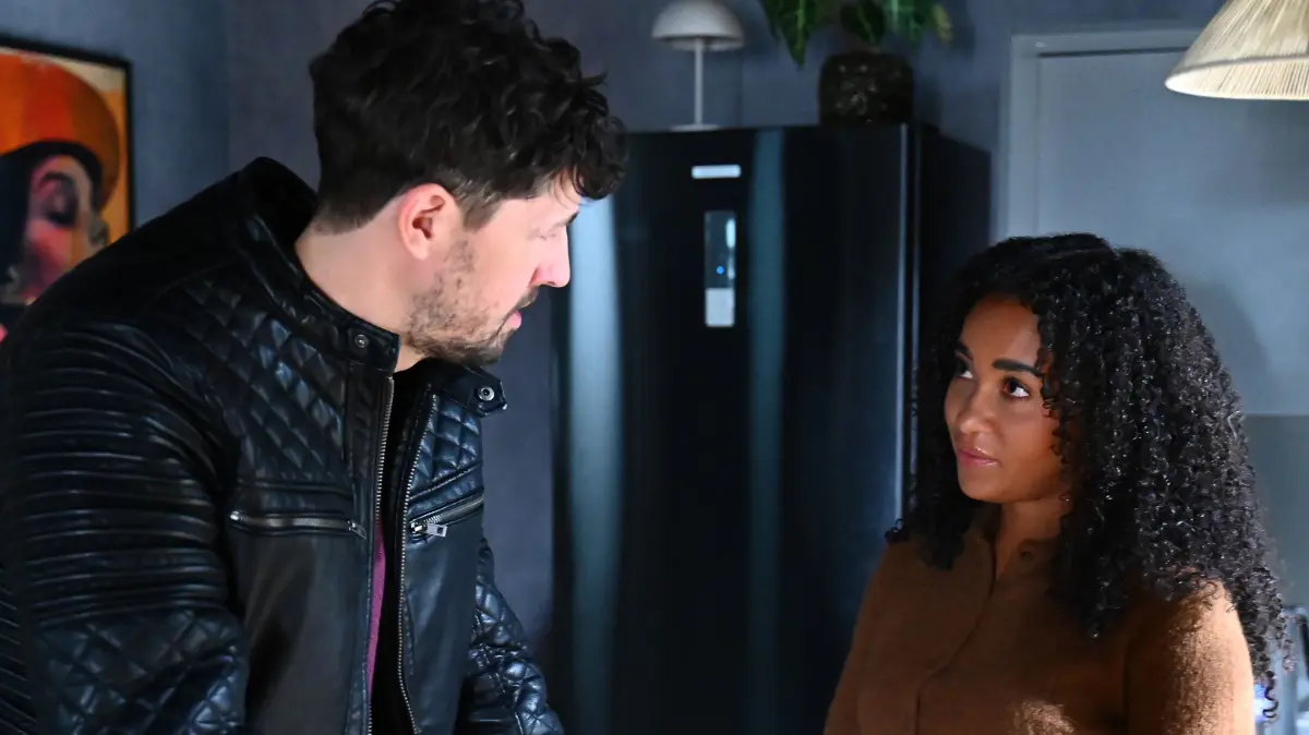 Mika (Daniel Noah) hat Imani (Féréba Koné) offenbar doch um den Finger gewickelt.