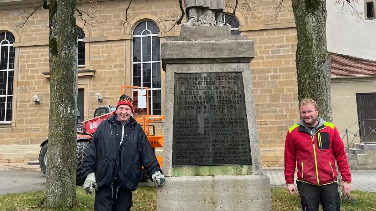 Manfred Beck und Dominik Vogel (von links) haben sich um das Denkmal und um ihre Gemeinde verdient gemacht.