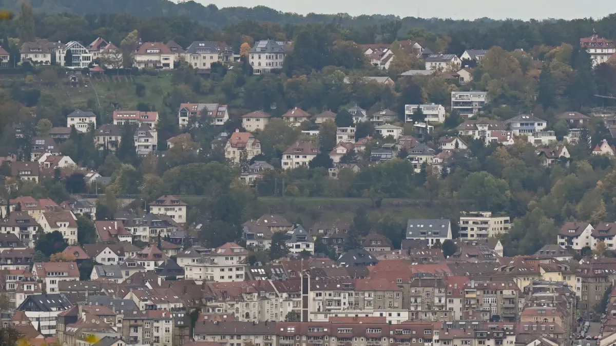 Stuttgart: SYMBOLBILD - 15.10.2024, Baden-Württemberg, Stuttgart: Wohnhäuser stehen eng bebaut im Kessel der baden-württembergischen Landeshauptstadt Stuttgart und etwas weniger eng bebaut am Hang. Die Grundsteuer wird in Baden-Württemberg nach der Fläche des Grundstücks berechnet. (zu dpa: «Bundesfinanzhof verhandelt Grundsteuer-Klagen») Foto: Bernd Weißbrod/dpa +++ dpa-Bildfunk +++