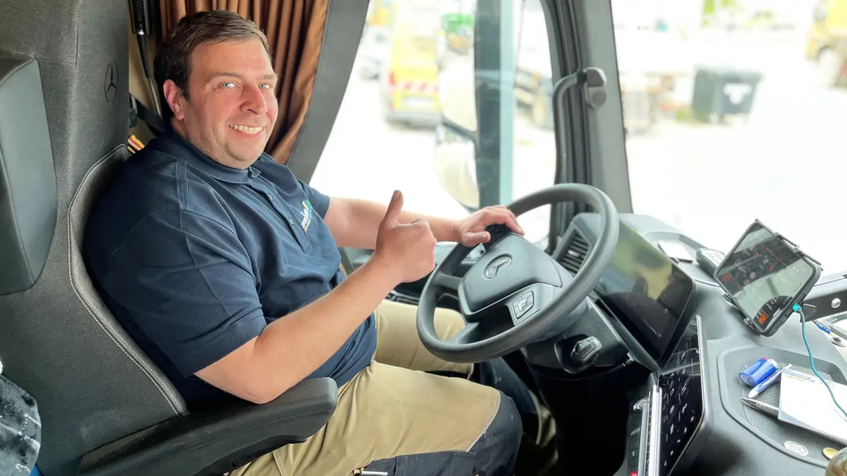 Hinterm Steuer seines Lastwagens fühlt sich Andreas Zinser sichtlich wohl. Er ist bei der Firma Gförer in Empfingen als Lkw-Fahrer angestellt.