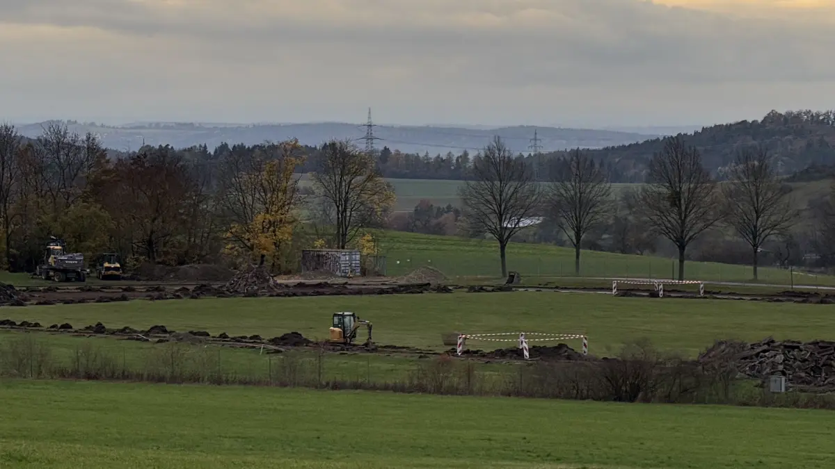 Im November 2025 haben die Rückbauarbeiten am Schulsportstadion Bisingen begonnen (Foto vom 9.11.25).
