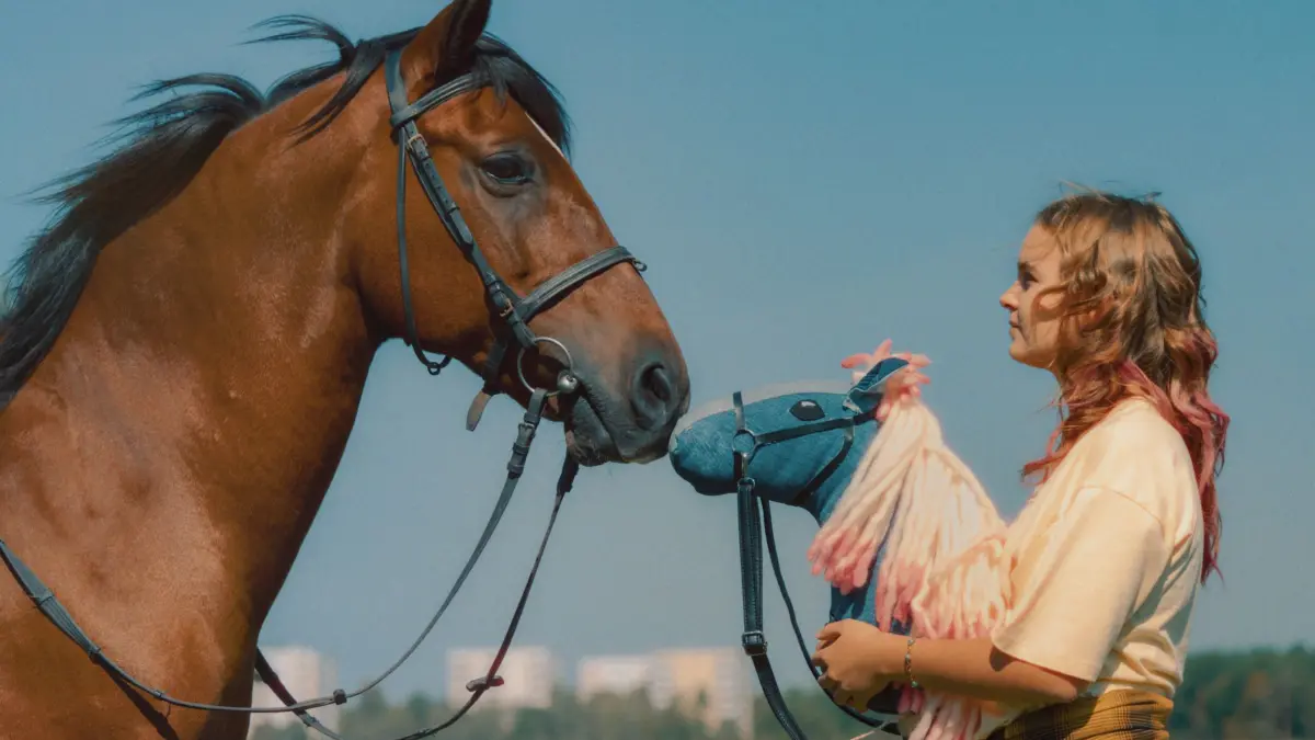 Im Kinderfilm "Pferd am Stiel" geht es um ein außergewöhnliches Hobby und um Freundschaft und Selbstbewusstsein.