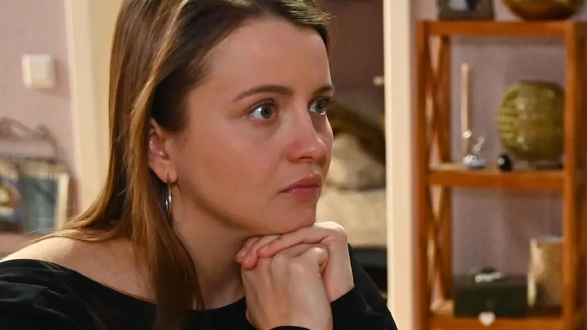 Nach der Eskalation mit Leyla (Suri Abbassi) wagt Lucie (Julia Wiedemann) den Schritt zurück in die Selbstständigkeit – doch der Neuanfang hat es in sich.