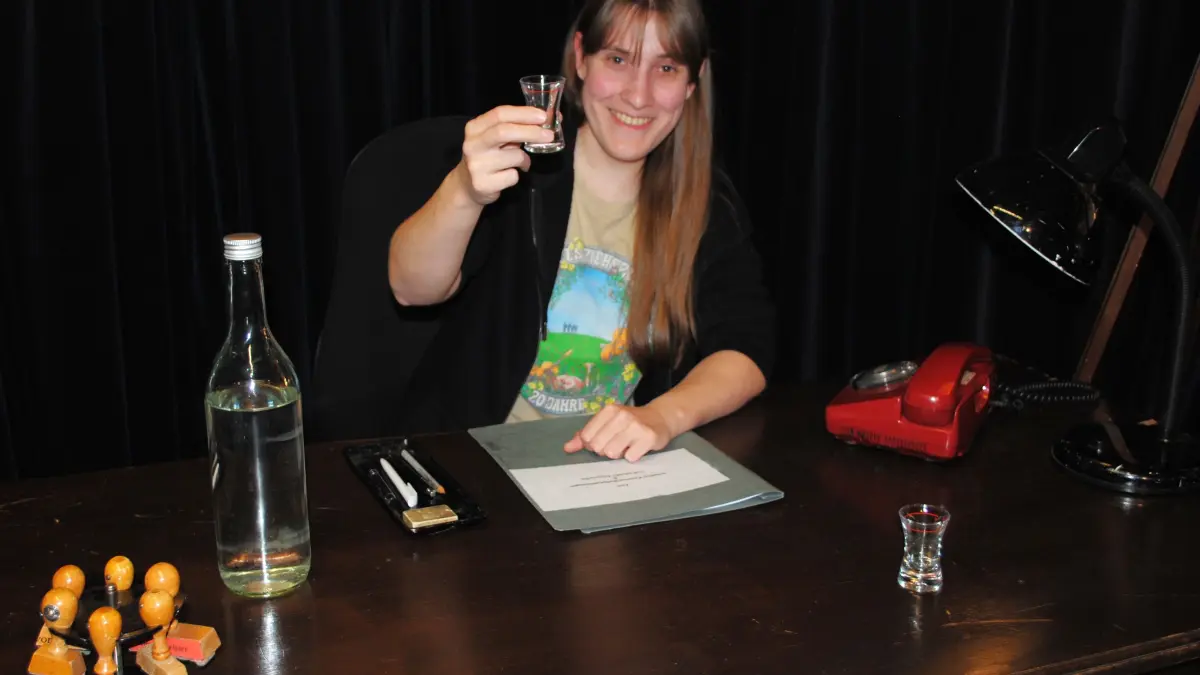 Svenja Lang im originalen SWR-Bühnenbild von “Hannes und der Bürgermeister”.