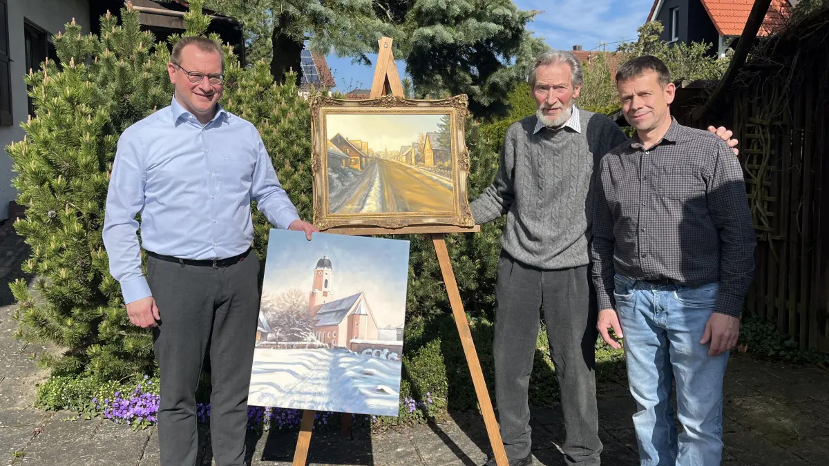 Bürgermeister Mario Storz und Ortschaftsrat Thorsten Rehmann unterstützen Dieter Tröster bei seiner Ausstellung im alten Rathaus in Kleinengstingen