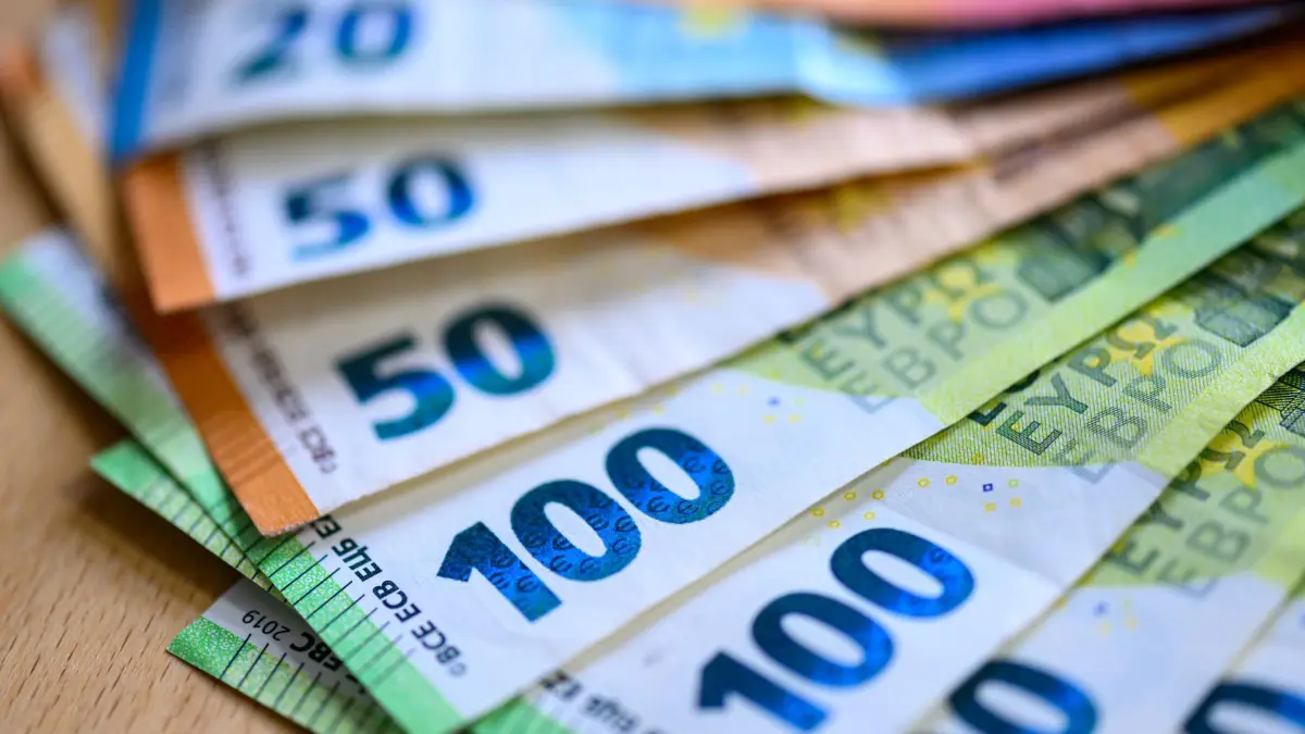 ARCHIV - 15.09.2025, Sachsen, Leipzig: Geldscheine liegen auf einem Tisch. (zu dpa: «Wer bekommt die Entlastungsprämie? Konzerne warten ab») Foto: Hendrik Schmidt/dpa +++ dpa-Bildfunk +++