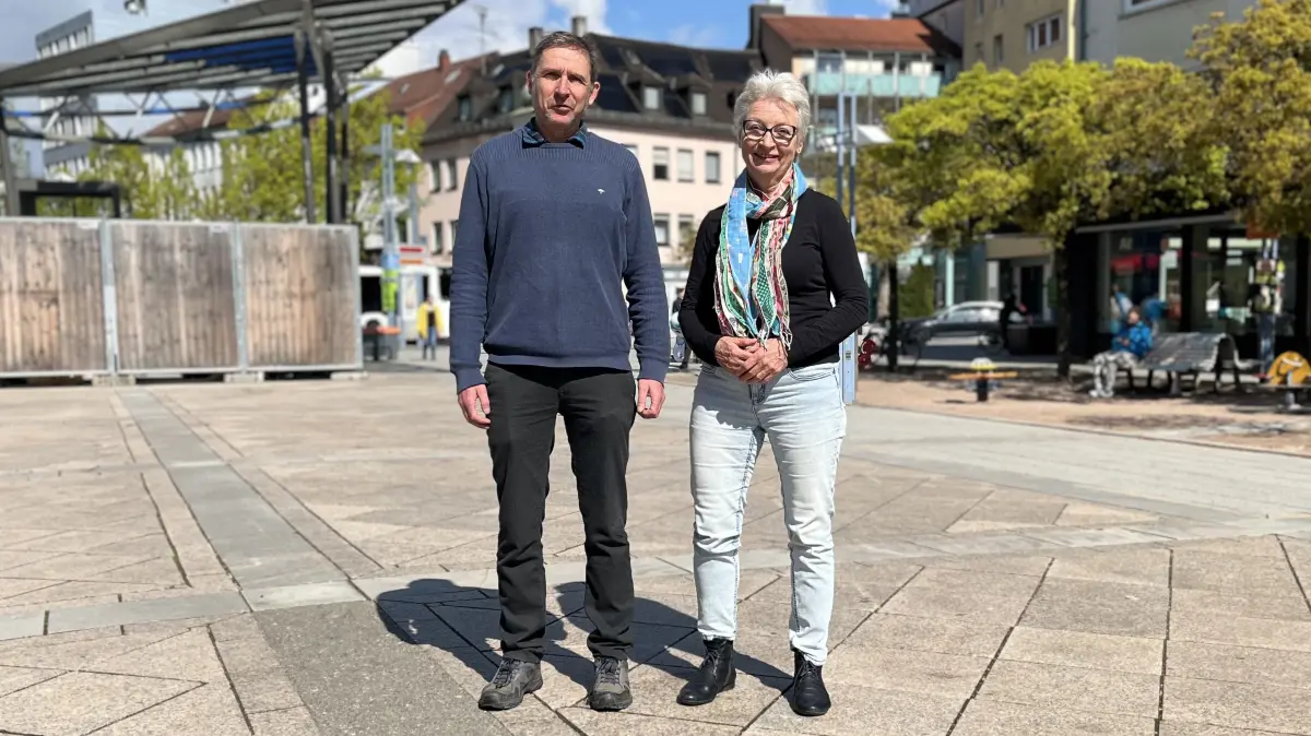 Abschiedsfoto auf dem Petrusplatz: Andreas Schuler und Christina Richtmann scheiden aus dem Neu-Ulmer Stadtrat aus.