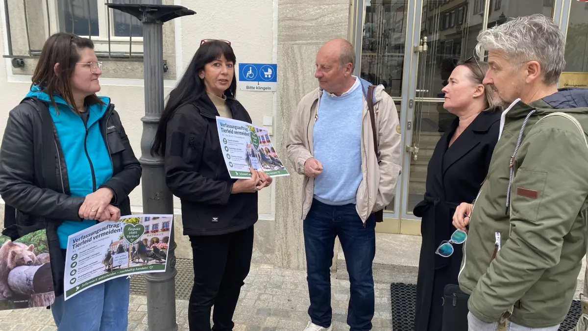 Mitglieder des Vereins Stadttauben Hechingen e. V. um die Vorsitzende Christine Maier (Zweite von links) empfingen die Stadträte vor der öffentlichen Sitzung mit Protestplakaten, auf denen sie auf den Verfassungsauftrag, Tierleid zu vermeiden, aufmerksam machten. Die Freien Wähler Werner Beck (Mitte), Ursula Bailer und Frank Balbach (rechts) stellten sich dem Gespräch.