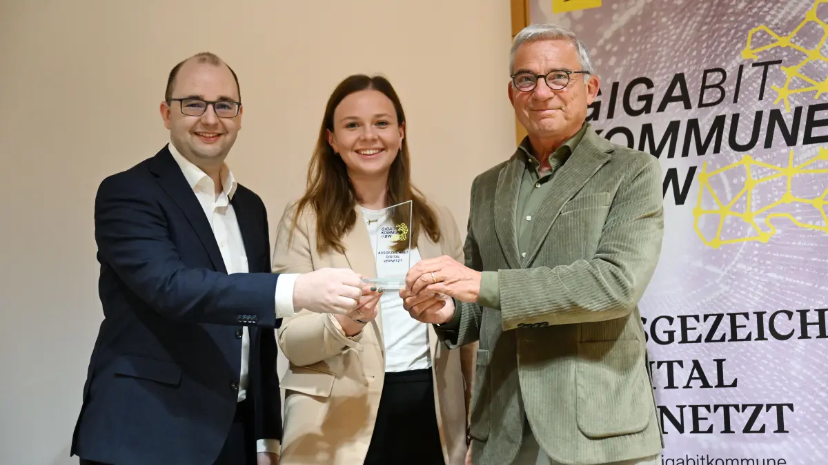Digitalisierungsminister Thomas Strobl (rechts) überreicht Bürgermeister Simon Wagner und Carolin Ohler vom Ofterdinger Ordnungsamt die Auszeichnung „Gigabitkommune@BW“. Ofterdingen ist die dritte Kommune im Steinlachtal, die den Award erhält.