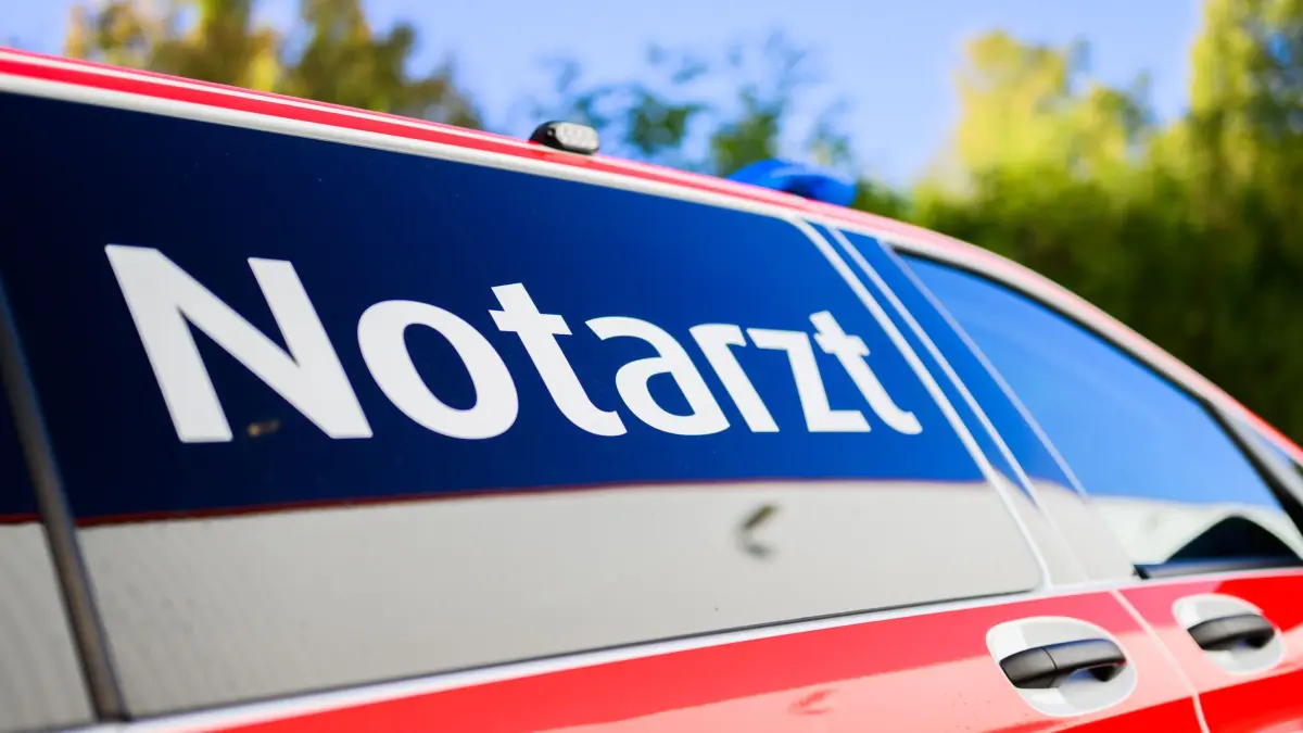 Notarzt: PRODUKTION - 24.09.2025, Niedersachsen, Pattensen: Ein Notarzt-Fahrzeug steht an einer Einsatzstelle. (zu dpa: «15-jährige Radfahrerin von Traktor erfasst – Lebensgefahr») Foto: Julian Stratenschulte/dpa +++ dpa-Bildfunk +++
