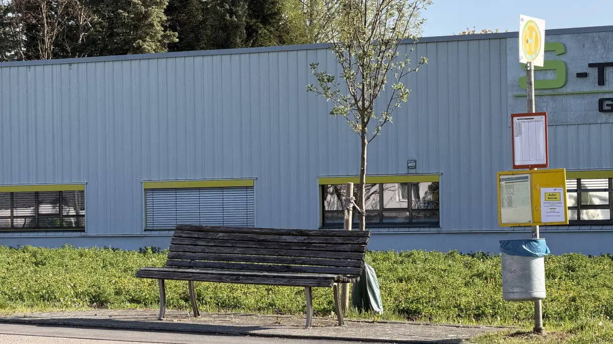 Eine Bürgerin hat in der Gemeinderatssitzung vorgeschlagen, Bushaltestellen in Bisingen zu überdachen.