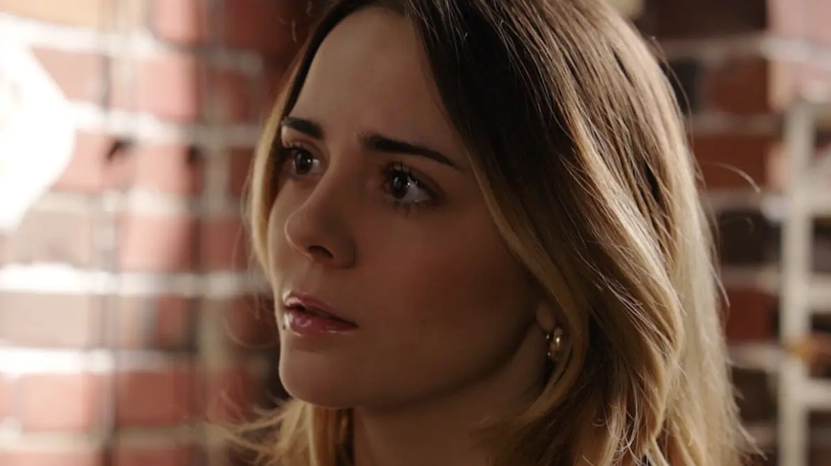 Emma Mayer (Luisa Binger) hat ihre Tochter Valea Borazio (Antonia Kolano) allein in Essen zurückgelassen.