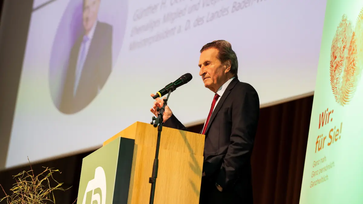 Günther H. Oettinger, früherer EU-Kommissar, spricht beim Immobiliendialog in der Haller Fassfabrik über die globalen Rahmenbedingungen für Deutschlands Wettbewerbsfähigkeit.