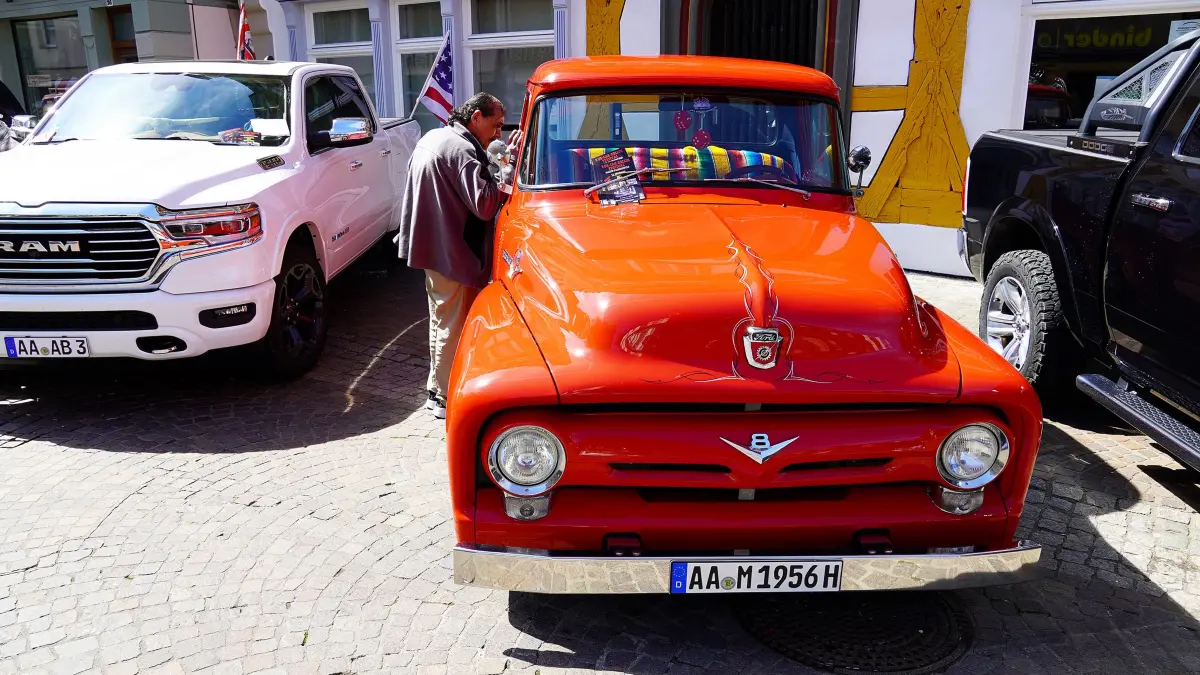 Einen Tag lang wir der Wilde Westen beim 1. Pick UP-Treffen mit BBQ-Event am Schlossplatz und in der Fußgängerzone im Herzen der historischen Geislinger Altstadt gefeiert. Westernfeeling im Schwabenland. Kulinarisch und musikalisch, Grillspezialitäten, Country-Beats, Linedance und viele weitere Attraktionen aus dem Amiland.