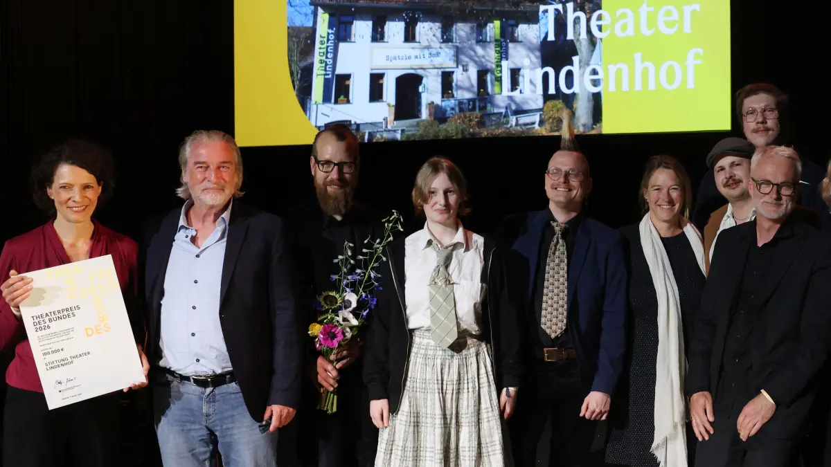 Wir nennen mal nicht alle Namen, zweiter von links ist Intendant Stefan Hallmayer, in der vorderen Reihe weiter rechts, ganz in Schwarz Verwaltungsdirektor Christian van Dülmen.