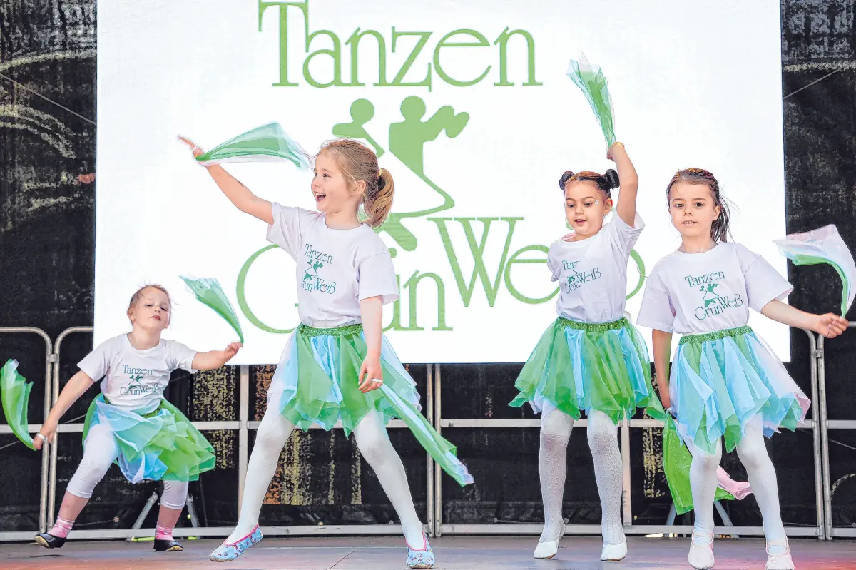 Die „Tanzraupen“ der TSG Hall traten am Sonntag auf dem Marktplatz auf.