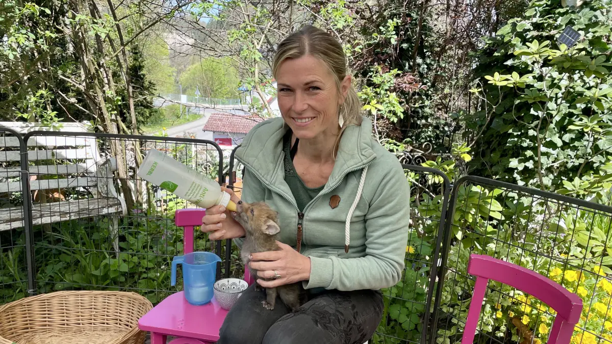 Katharina Reinecke zieht drei Fuchsbabys in ihrem Garten auf.
