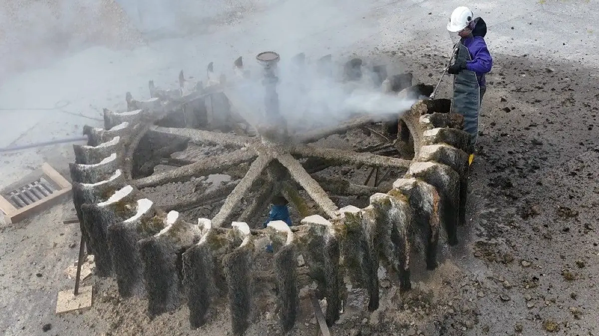 Das große, völlig veralgte Wasserrad vom Blautopf wurde von Azubis der Blaubeurer Firma Falch unter enormem Druck mit Wasserstrahlgeräten gereinigt und wieder funktionsfähig gemacht.