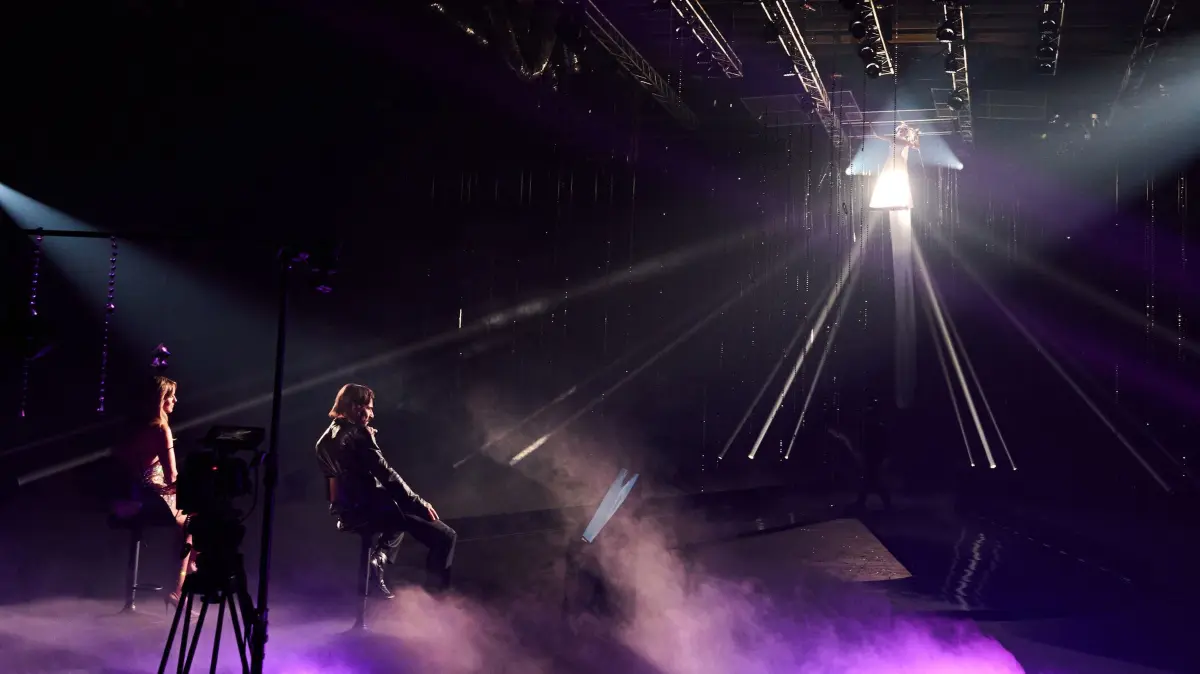 Anika beim Entscheidungswalk vor Heidi Klum und Thomas Hajo.