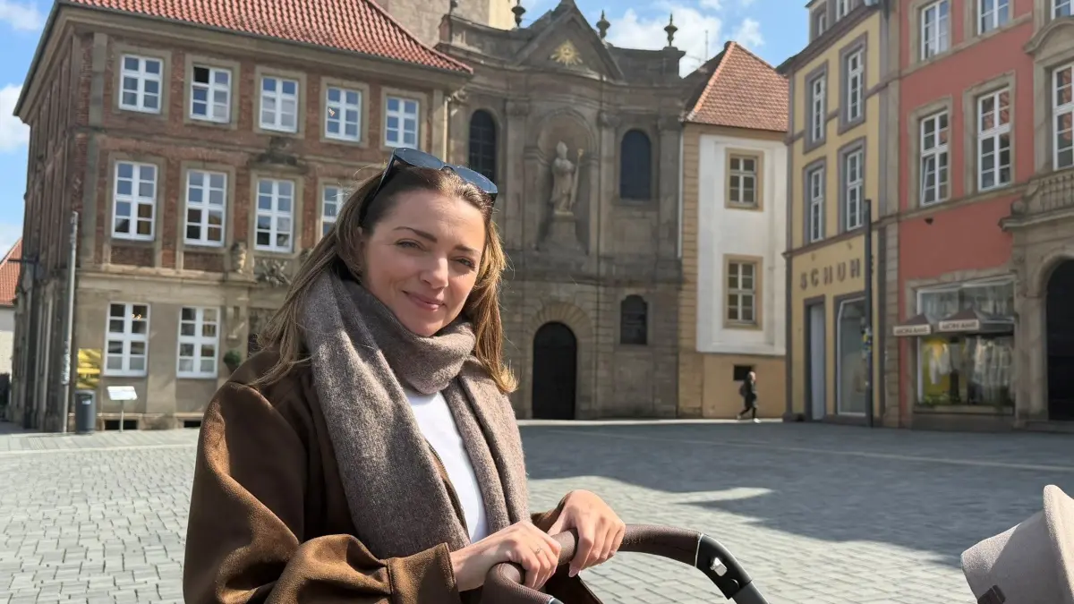 Anne Menden lebt mit ihrem Kind und Verlobten Gustav Masurek aktuell in Paderborn.