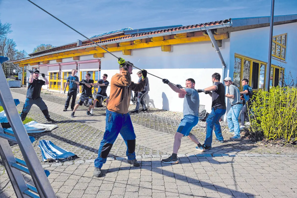 Der Zeltaufbau ist anstrengend.⇥Foto: Roland Schütter