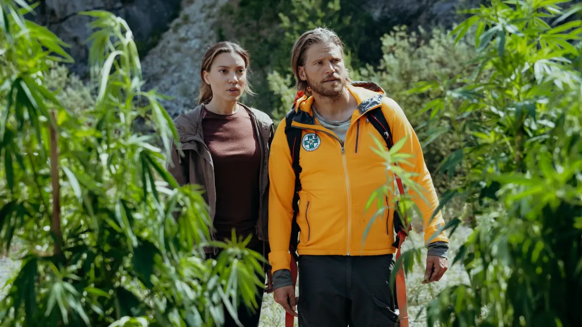 Hauptkommissarin Alex Winkler (Viktoria Ngotsé) und Bergretter Markus (Sebastian Ströbel) sind vom Ausmaß des Cannabisfelds überrascht.
