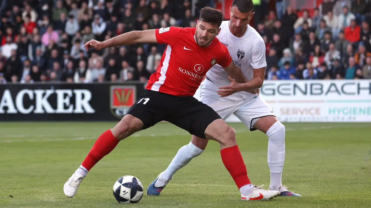 Fußball SG Sonnenhof Großaspach vs. SGV Freiberg : BAU // 22.04.2026, Deutschland, Großaspach Fußball Regionalliga Südwest, 30. Spieltag, SG Sonnenhof Großaspach vs. SGV Freiberg, v.l. Michael Kleinschrodt (Großaspach), Mehdi Hetemaj (Freiberg)
