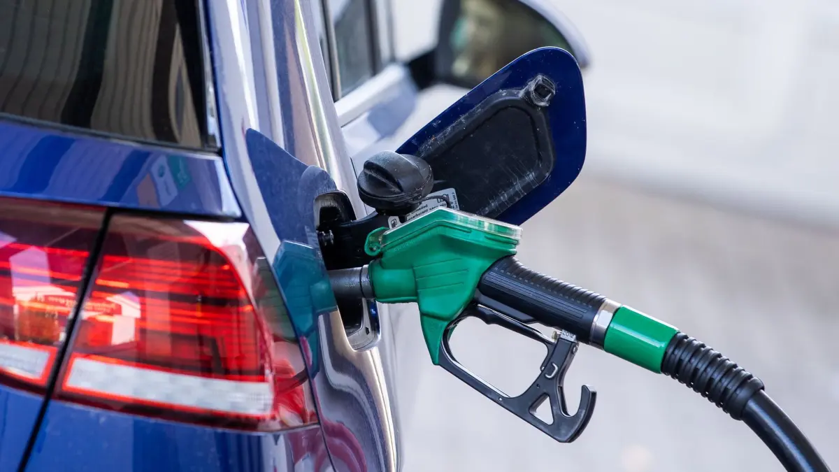 Tankstelle: ARCHIV - 26.07.2021, Mecklenburg-Vorpommern, Schwerin: Die Zapfpistole für Super-Kraftstoff steckt in einer Tankstelle im Tankstutzen eines Autos. (zu dpa: «So stark haben Spritpreise in Sachsen zugelegt») Foto: Jens Büttner/dpa-Zentralbild/dpa +++ dpa-Bildfunk +++