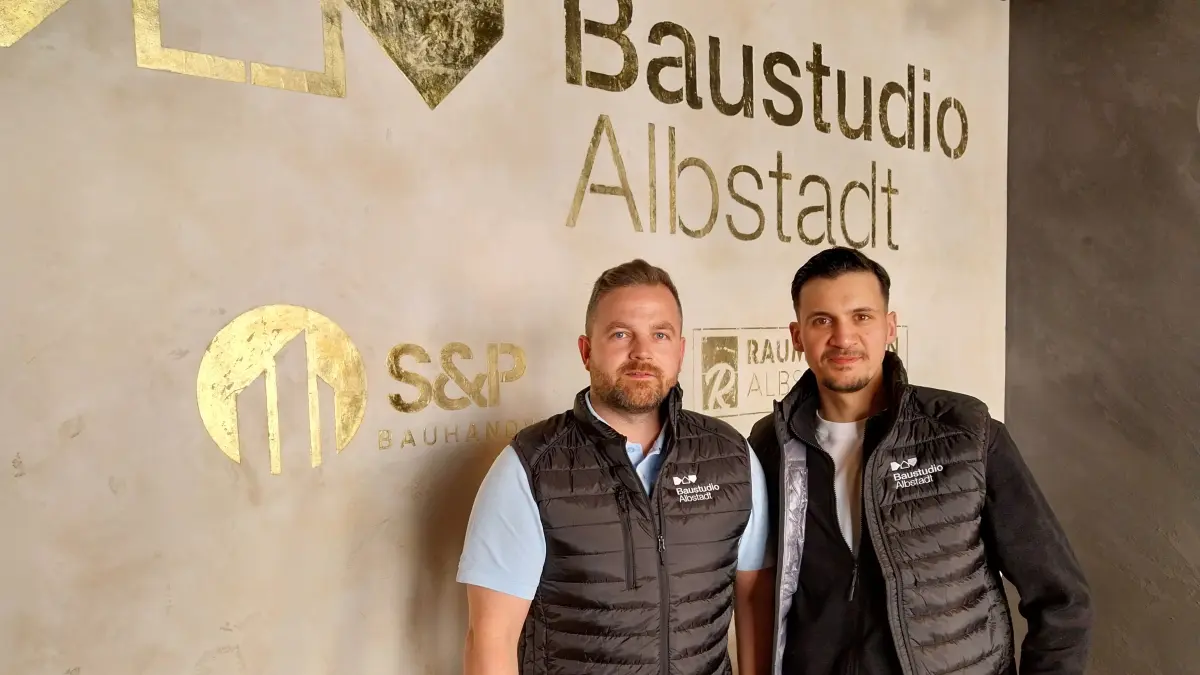 Marius Schaut, Geschäftsführer der
S & P Bauhandwerk (links) und Daniel Bonaffini, Geschäftsführer der Raumkreation Albstadt, sind die Initiatoren des Baustudios.