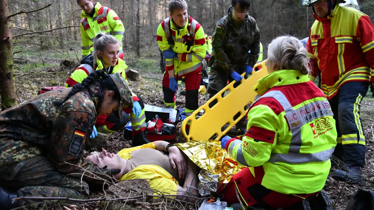 Forstrettungsübung ForstEx 2026: Angehende Notfallsanitäter von ASB und Bundeswehr üben gemeinsam mit Feuerwehr und Forstwirten im Wald bei Allmendingen den Ernstfall.