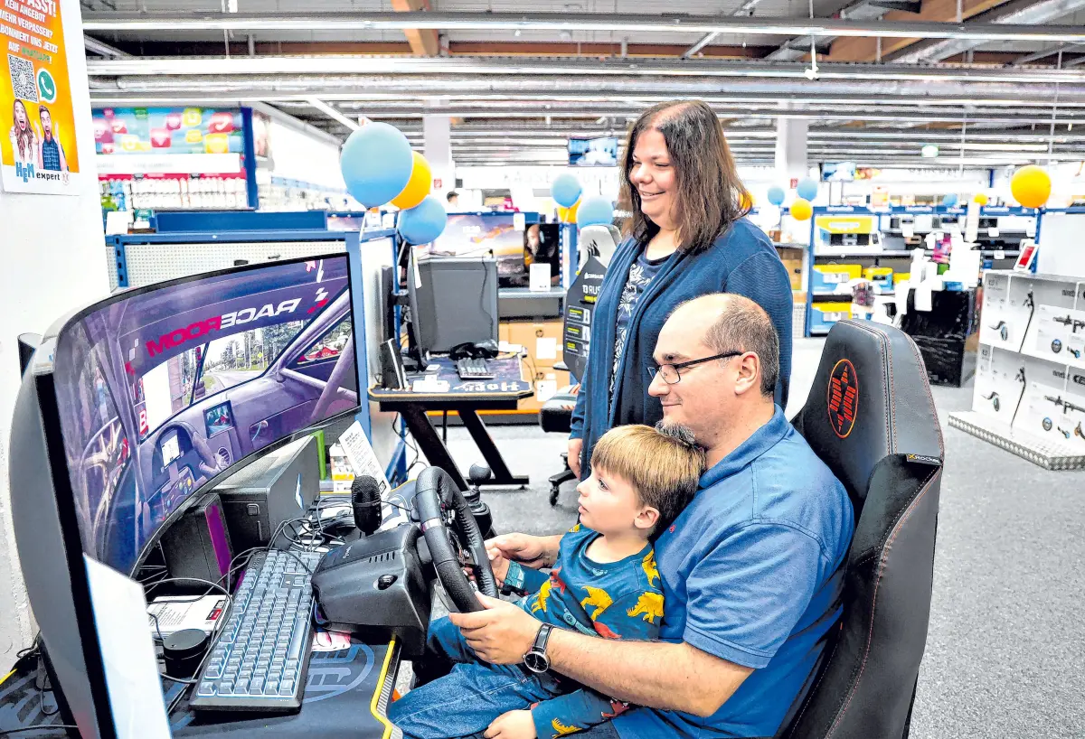 Vater und Sohn an der Spielekonsole bei HEM im Gründle.