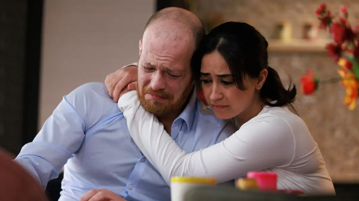 Als Tobias (Patrick Müller) von Viviens Worten überwältigt wird, ist Esma (Özge Delioglan) für ihn da.