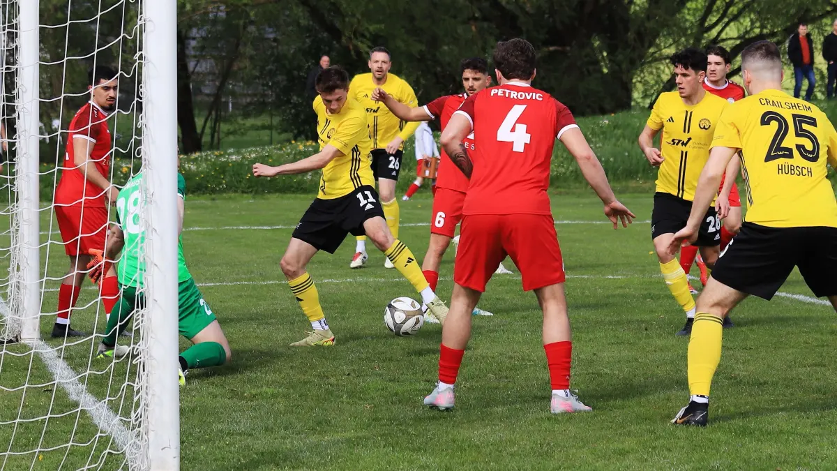 Maurice Schmiedt bringt den Ball aus kurzer Distanz nicht im Netz unter, trotzdem gewinnt Crailsheim 1:0 in Schorndorf.