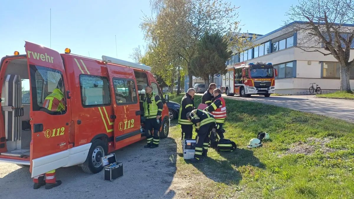 Rund 30 Feuerwehrleute waren beim Brand einer Maschine in einer Schörzinger Firma im Einsatz