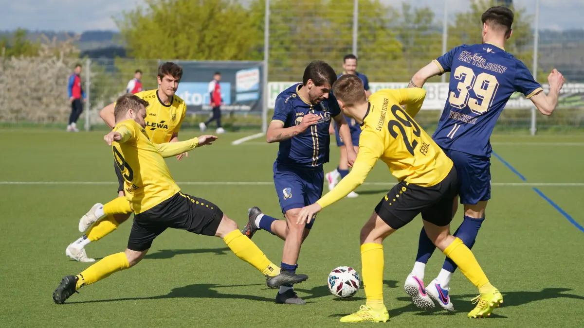 Die Spvgg Satteldorf (blau) musste sich mit einem 1:1 gegen den SV Leonberg/Eltingen begnügen.