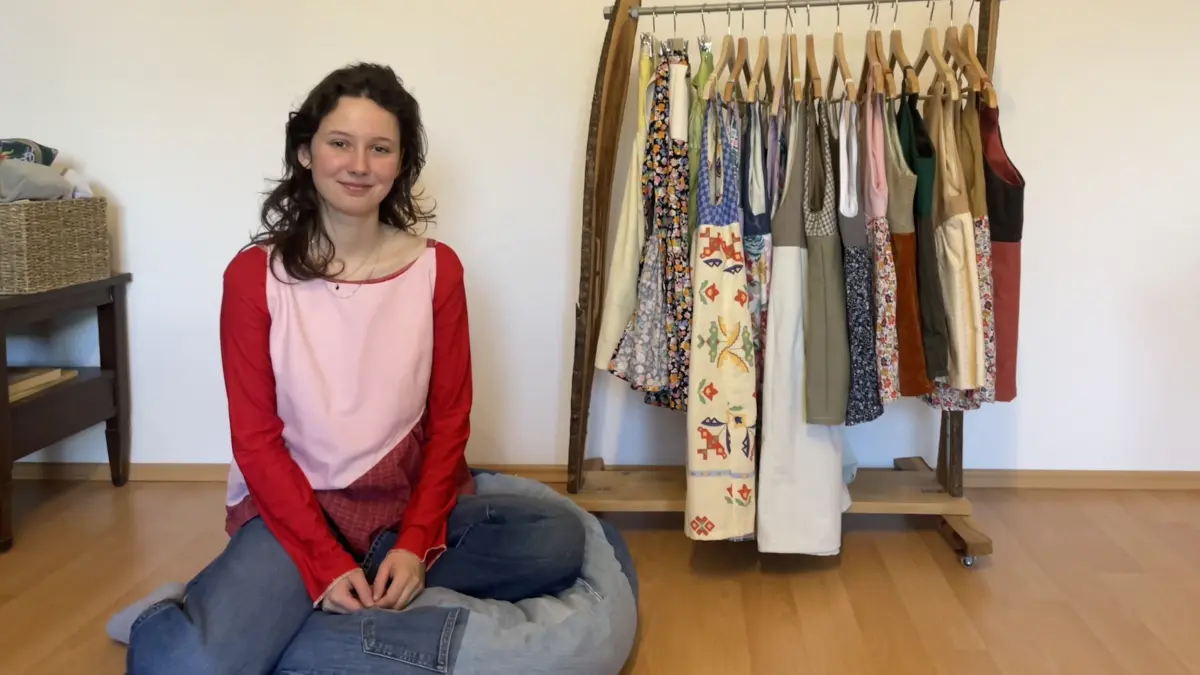 Anne Geißler auf einem selbst genähten Sitzsack vor ihrer eigenen Kollektion.