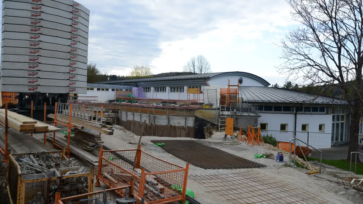 Die Arbeiten für den Einbau der Mensa an der Sternbergschule und die Verlegung der Sanitär- und Umkleideräume liegen etwas hinter dem Zeitplan.