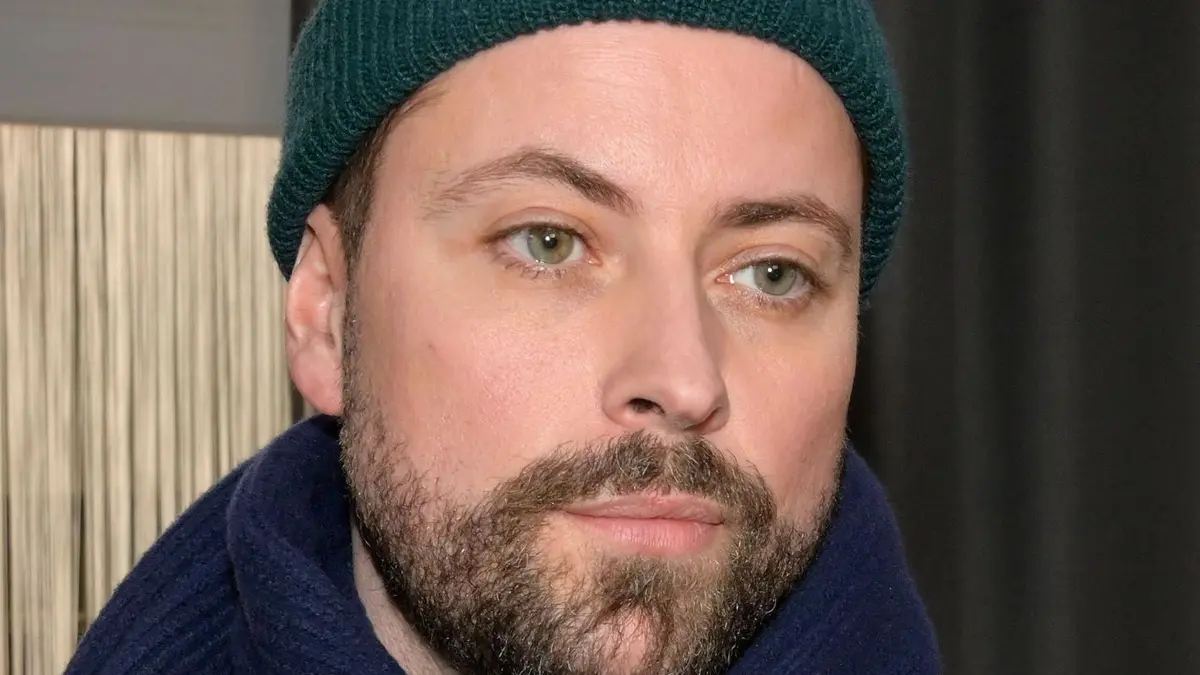 John (Felix von Jascheroff) zweifelt an Laura (Chryssanthi Kavazi).