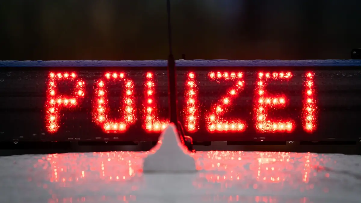 Möglicher Zusammenhang zwischen Unfall und Einbruch: ARCHIV - 22.03.2024, Brandenburg, Trebbin: Die Polizei stoppt ein Auto, das viel zu schnell durch eine Tempo-30-Zone rast. (Symbolbild) (zu dpa: «Einbruch in Gerätehaus: Polizei prüft Verbindung zu Unfall») Foto: Soeren Stache/dpa +++ dpa-Bildfunk +++