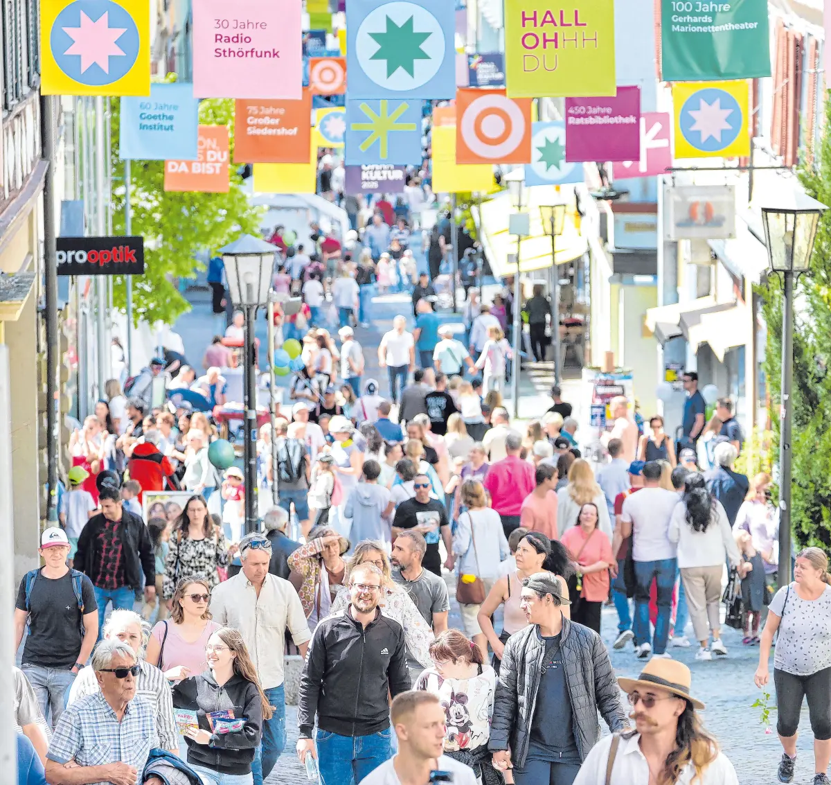 Strahlender Sonnenschein lockte 2025 zahlreiche Besucher in die Innenstadt und die Handelszentren.