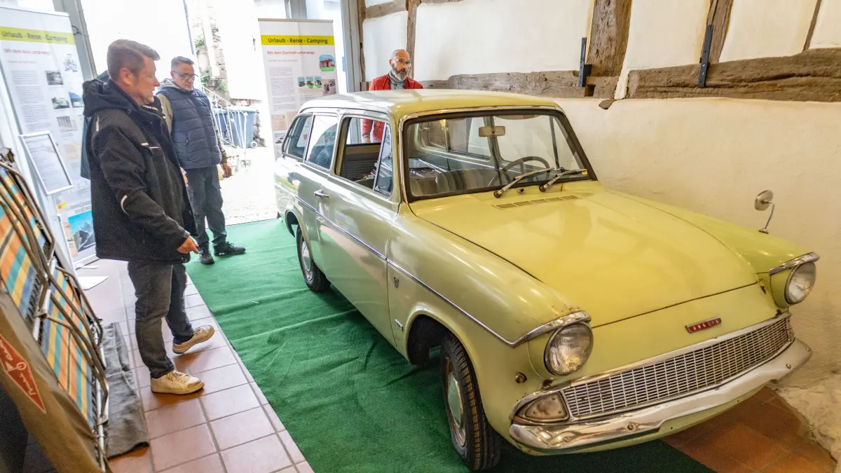 Ebersbacher Stadtmuseum wg. neue Ausstellung, ein Leihgeber kommt mit Auto Exponat