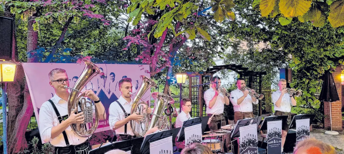 Die Band „GmbH und Co KG Holzheim“ ist wieder beim Bernstadter Frühlingsfest dabei.⇥Bandfoto