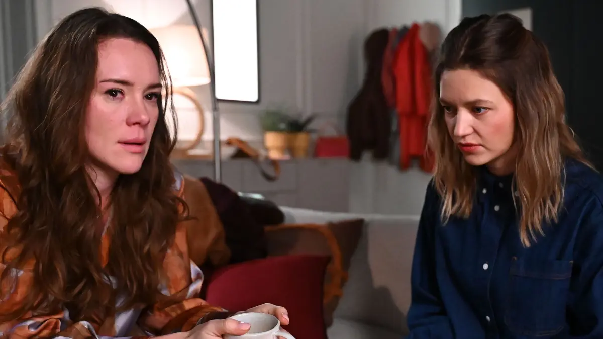 Emma (Luisa Binger, l.) lässt Nathalie (Amrei Haardt) nach dem Vorfall einfach liegen.