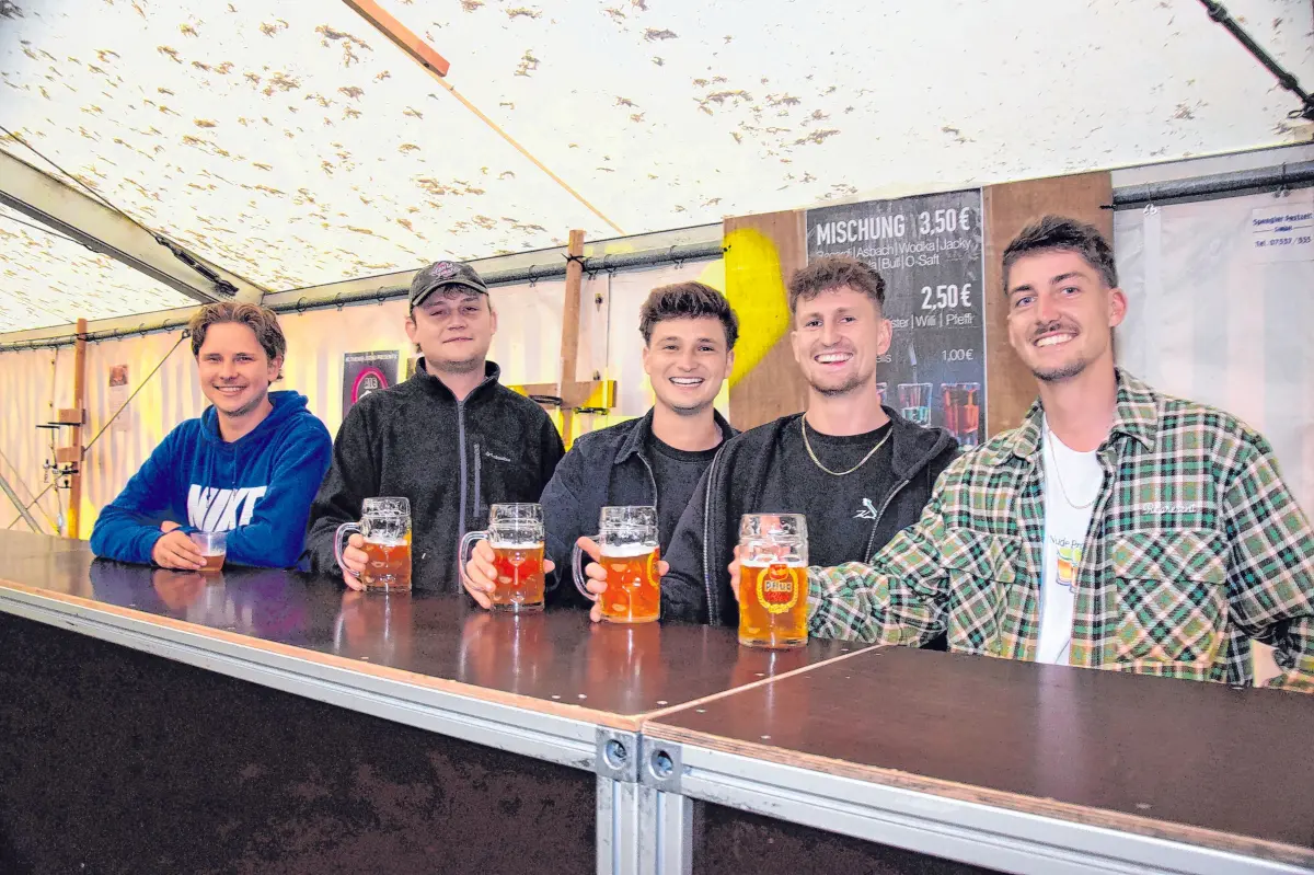 Beste Laune herrscht im Partyzelt.⇥Foto: Roland Schütter