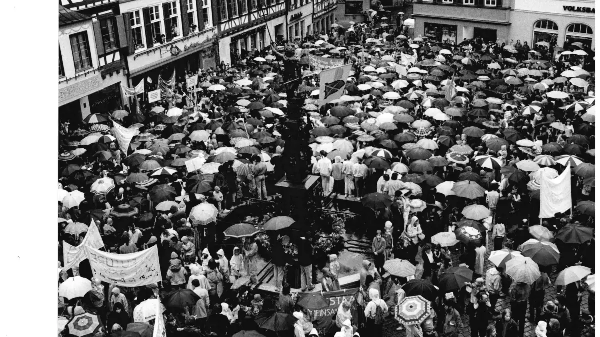 Auf dem Marktplatz demonstrieren am 17. Mai 1986 rund 5000 Menschen gegen Atomkraft