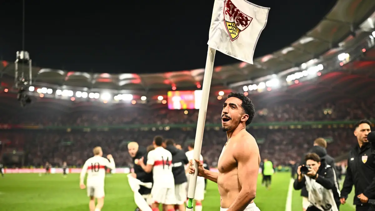 VfB Stuttgart - SC Freiburg: 23.04.2026, Baden-Württemberg, Stuttgart: Fußball: DFB-Pokal, VfB Stuttgart - SC Freiburg, Halbfinale, MHPArena, Tiago Tomas (VfB Stuttgart) feiert nach dem Spiel mit einer Eckfahne. WICHTIGER HINWEIS: Gemäß den Vorgaben der DFL Deutsche Fußball Liga bzw. des DFB Deutscher Fußball-Bund ist es untersagt, in dem Stadion und/oder vom Spiel angefertigte Fotoaufnahmen in Form von Sequenzbildern und/oder videoähnlichen Fotostrecken zu verwerten bzw. verwerten zu lassen. Foto: Tom Weller/dpa +++ dpa-Bildfunk +++