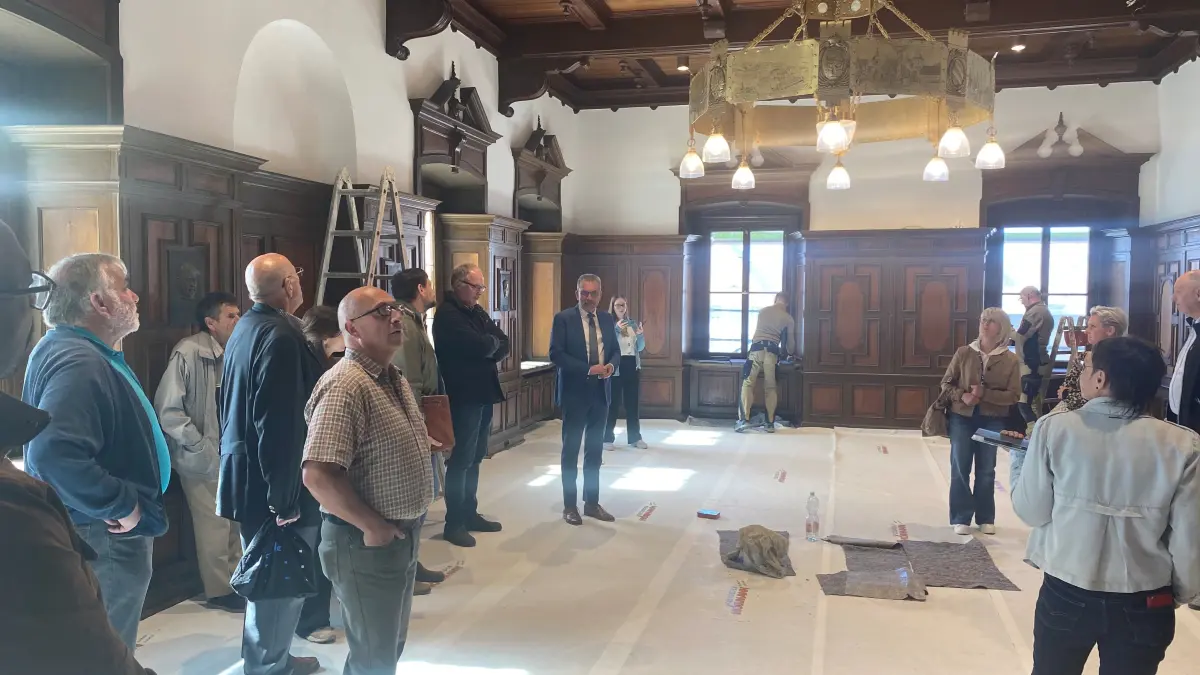 Der Gemeinderat besichtigte am Donnerstag vor der Sitzung das Rathaus, das aktuell saniert wird.
