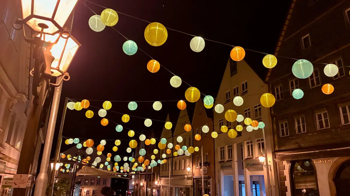 Wie schön! Der illuminierte Hechinger Marktplatz bei Nacht.